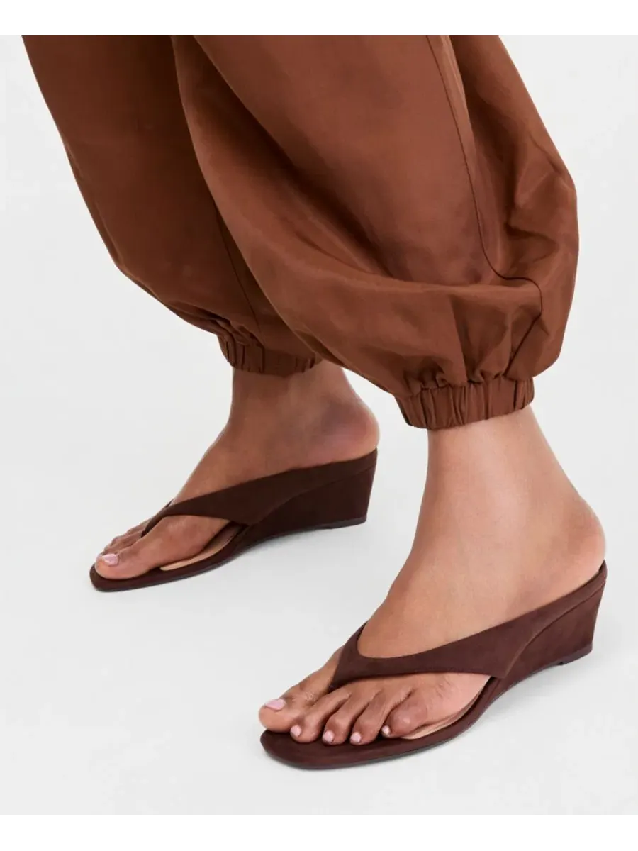 Женские сандалии на танкетке Carliee Thong Wedge Sandals I.N.C. International Concepts — изображение 6 из 6, коричневый