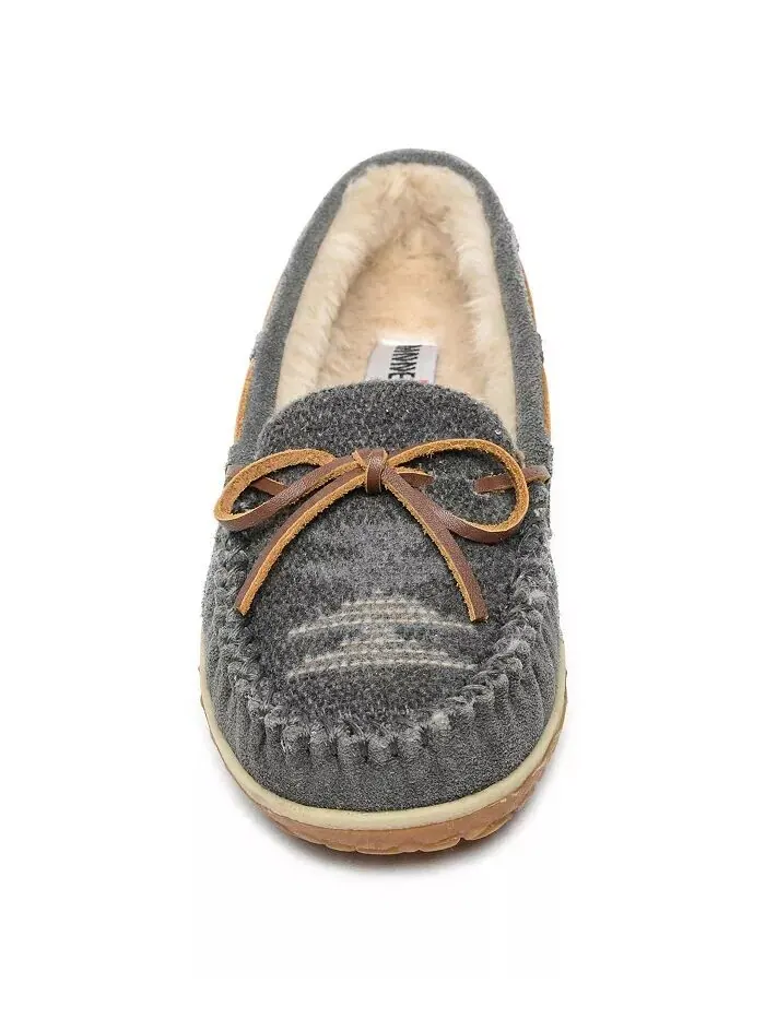 Женские тапочки Tilia Minnetonka — изображение 2 из 3, серый