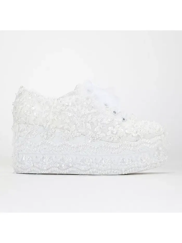 Белоснежные свадебные кеды Florette Lace на платформе с кружевными вставками Forever & Always Shoes — изображение 1 из 5