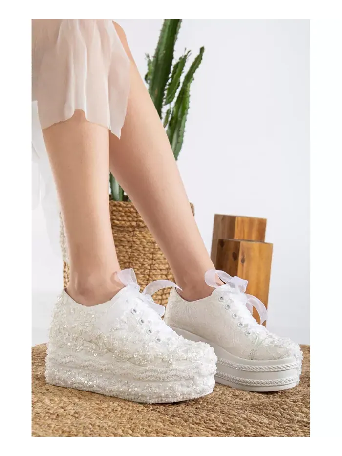 Белоснежные свадебные кеды Florette Lace на платформе с кружевными вставками Forever & Always Shoes — изображение 2 из 5