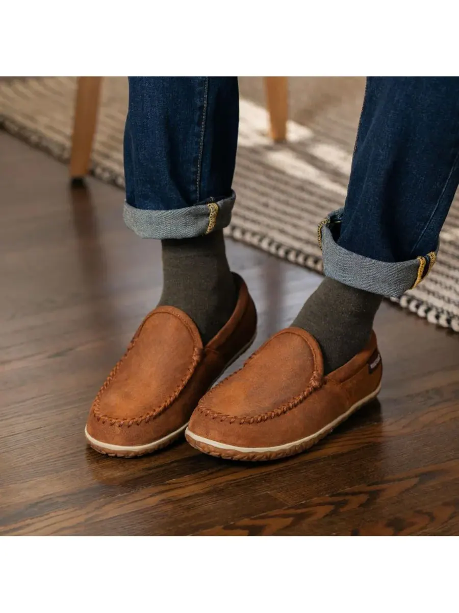 Мужские замшевые домашние/уличные тапочки Tilden Minnetonka — изображение 5 из 6, коричневый