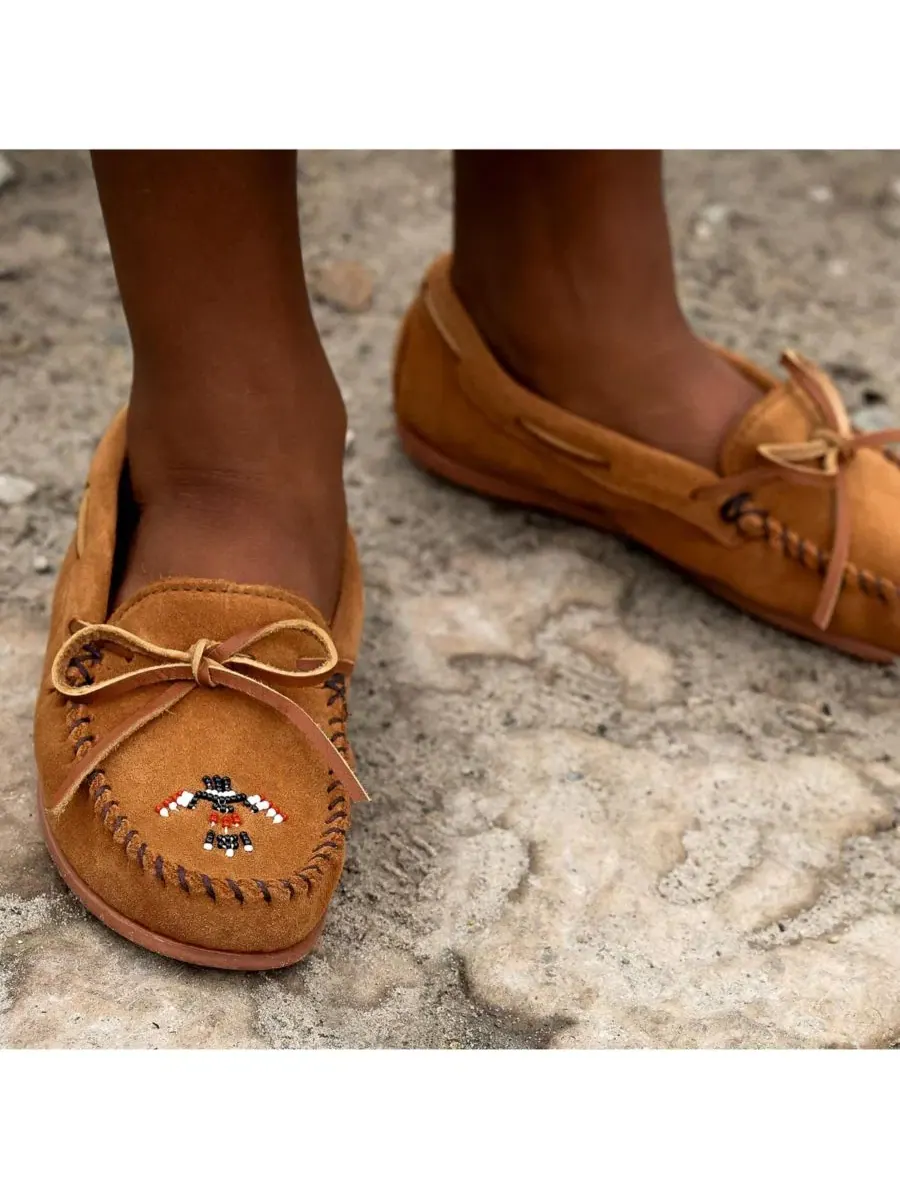 Мокасины с вышивкой Thunderbird Animikii Minnetonka — изображение 3 из 6, коричневый