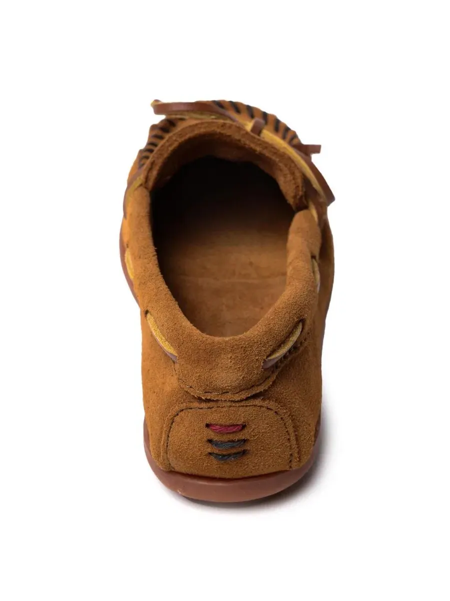 Мокасины с вышивкой Thunderbird Animikii Minnetonka — изображение 5 из 6, коричневый