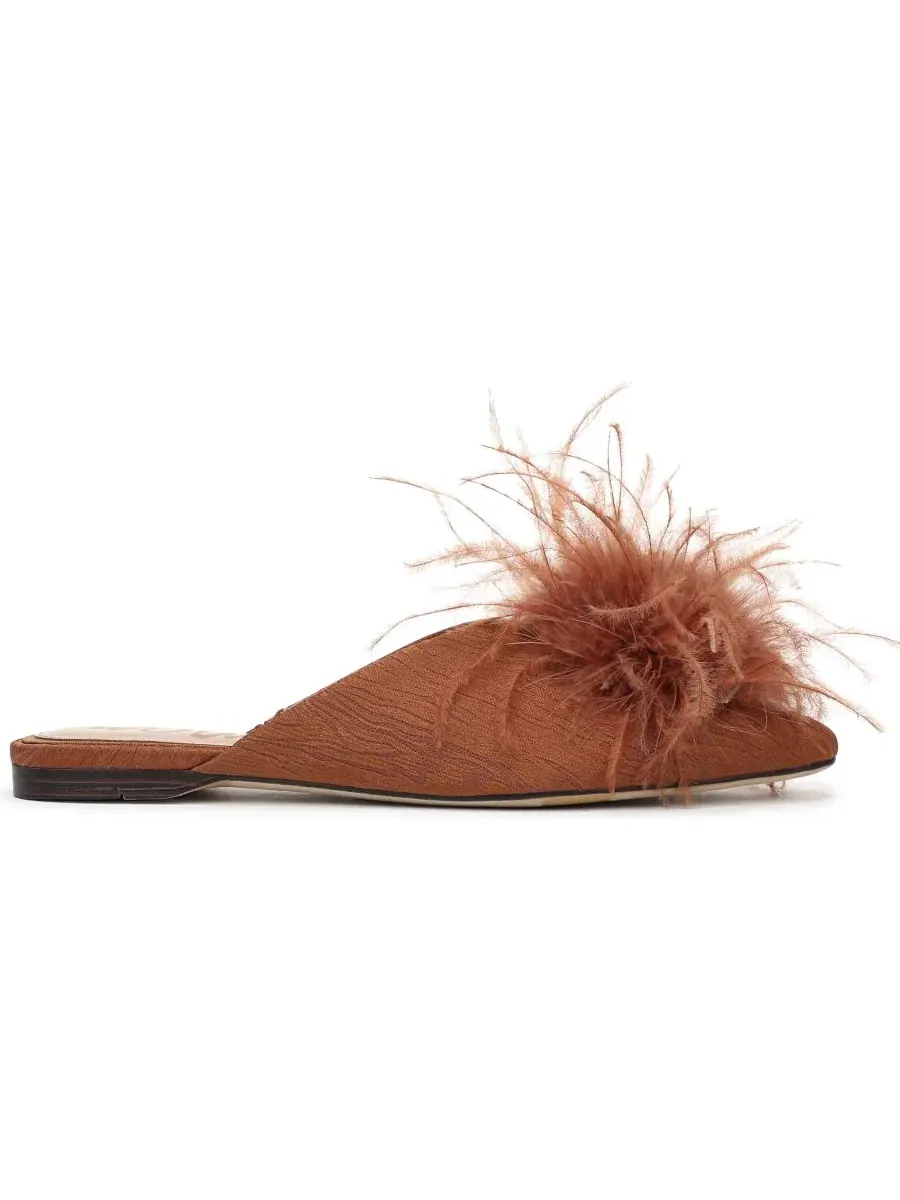 Мюли с перьевой помпой Khai Feather Sam Edelman, Bright Bourbon Satin Fabric — изображение 2 из 5