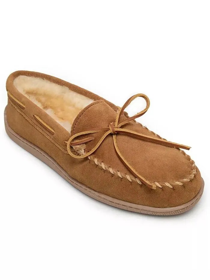 Мужские тапочки-мокасины из овчины на жесткой подошве Minnetonka — изображение 1 из 3, бежевый