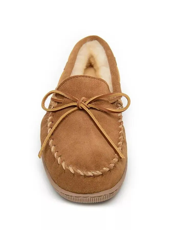 Мужские тапочки-мокасины из овчины на жесткой подошве Minnetonka — изображение 2 из 3, бежевый