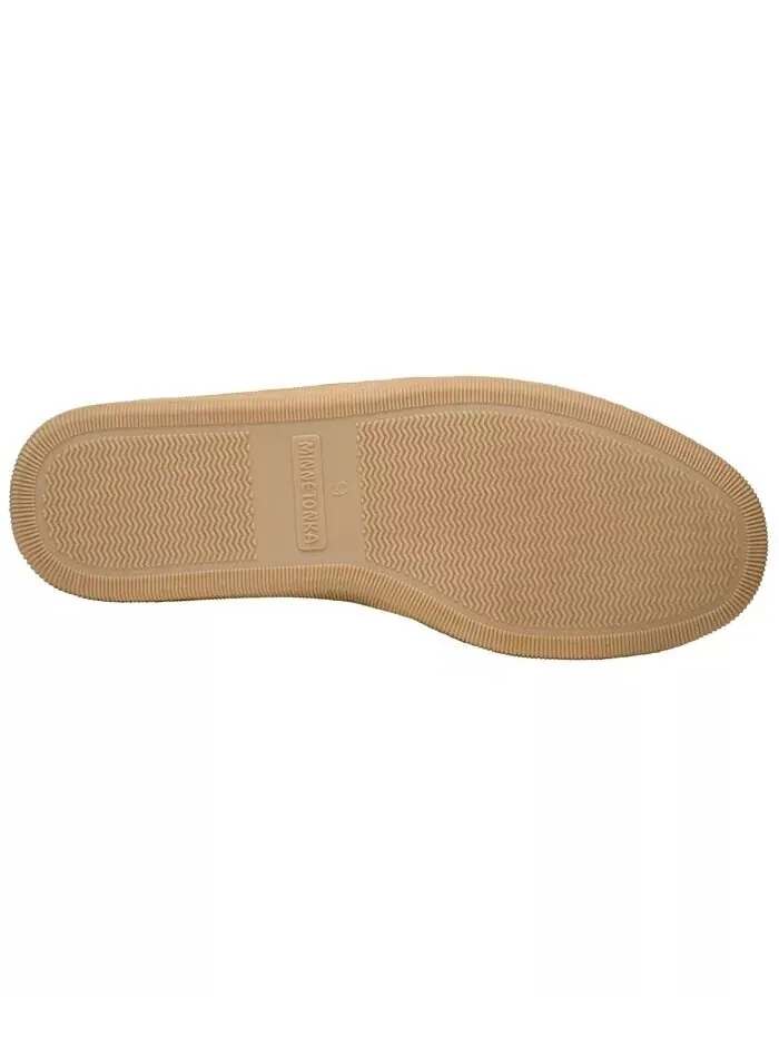 Мужские тапочки-мокасины из овчины на жесткой подошве Minnetonka — изображение 3 из 3, бежевый
