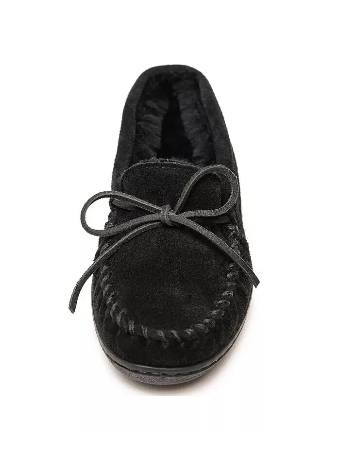 Мужские тапочки-мокасины из овчины на жесткой подошве Minnetonka — изображение 2 из 3, черный