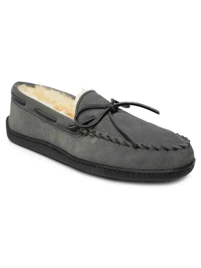 Мужские тапочки-мокасины из овчины на жесткой подошве Minnetonka — изображение 1 из 3, серый