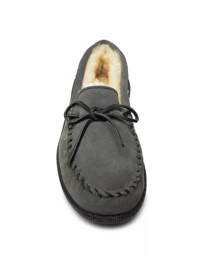 Мужские тапочки-мокасины из овчины на жесткой подошве Minnetonka — изображение 2 из 3, серый