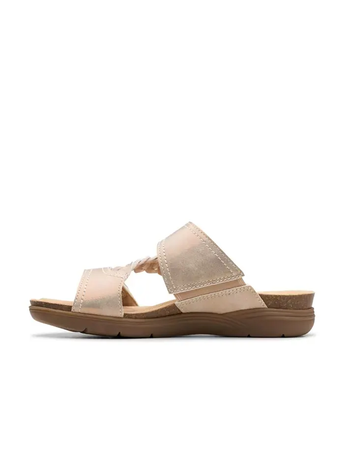 Сандалии женские Clarks April Raelyn, без застежки, на плоской подошве — изображение 4 из 7, золотистый