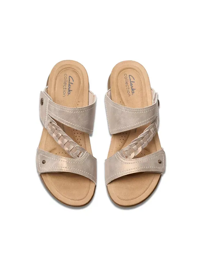 Сандалии женские Clarks April Raelyn, без застежки, на плоской подошве — изображение 6 из 7, золотистый
