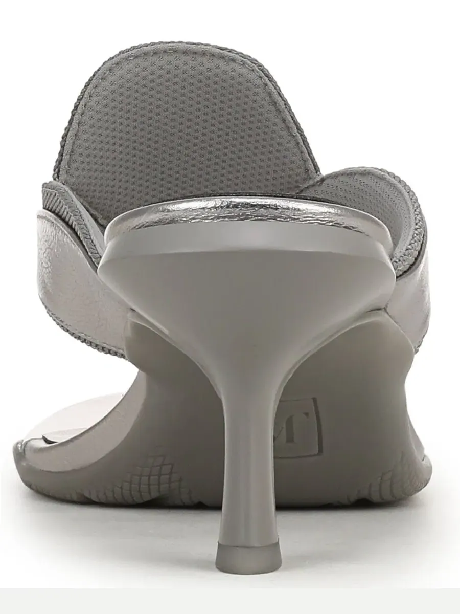 Босоножки-слайды на каблуке Ravyn x June Ambrose Naturalizer, Pewter Metallic Leather/Mesh — изображение 4 из 8