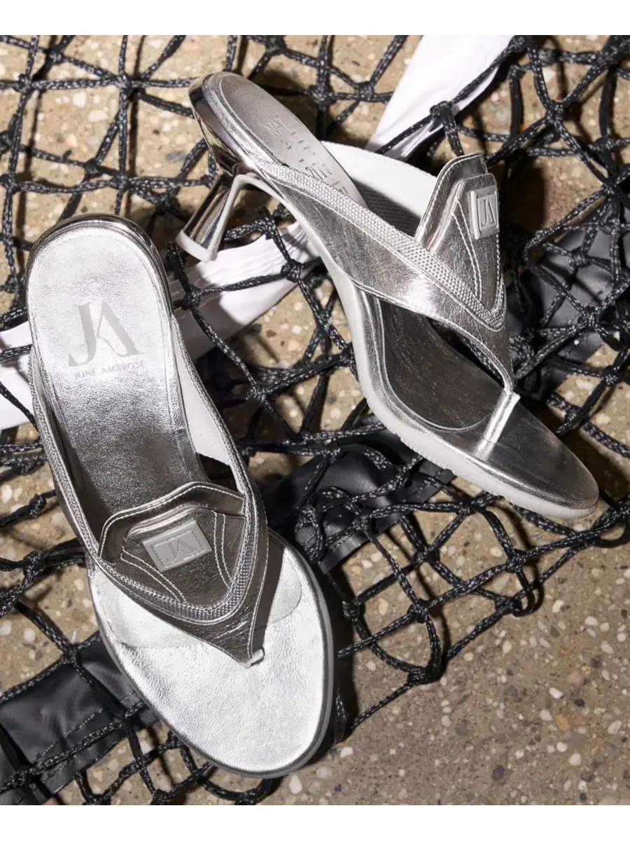 Босоножки-слайды на каблуке Ravyn x June Ambrose Naturalizer, Pewter Metallic Leather/Mesh — изображение 7 из 8