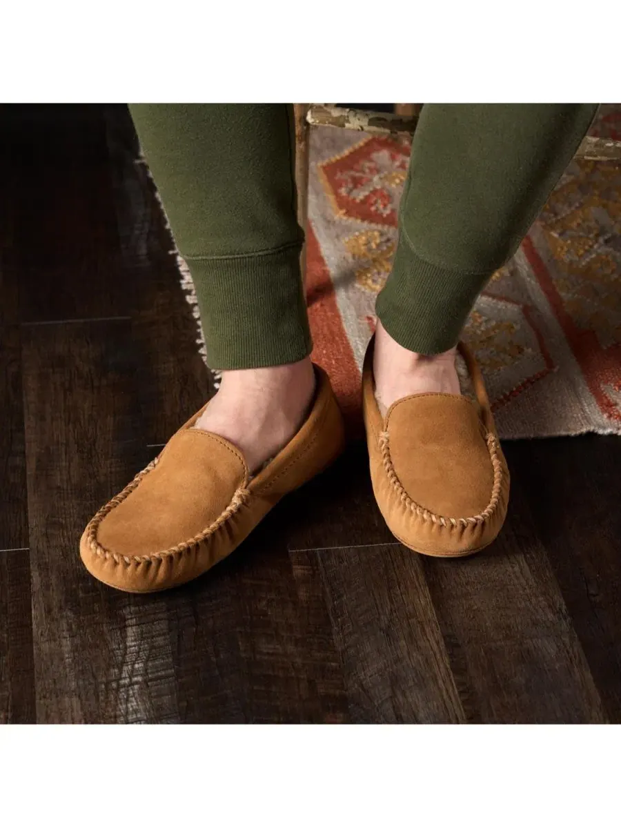Тапочки мужские из замши на мягкой подошве, модель Minnetonka — изображение 3 из 8, бежевый