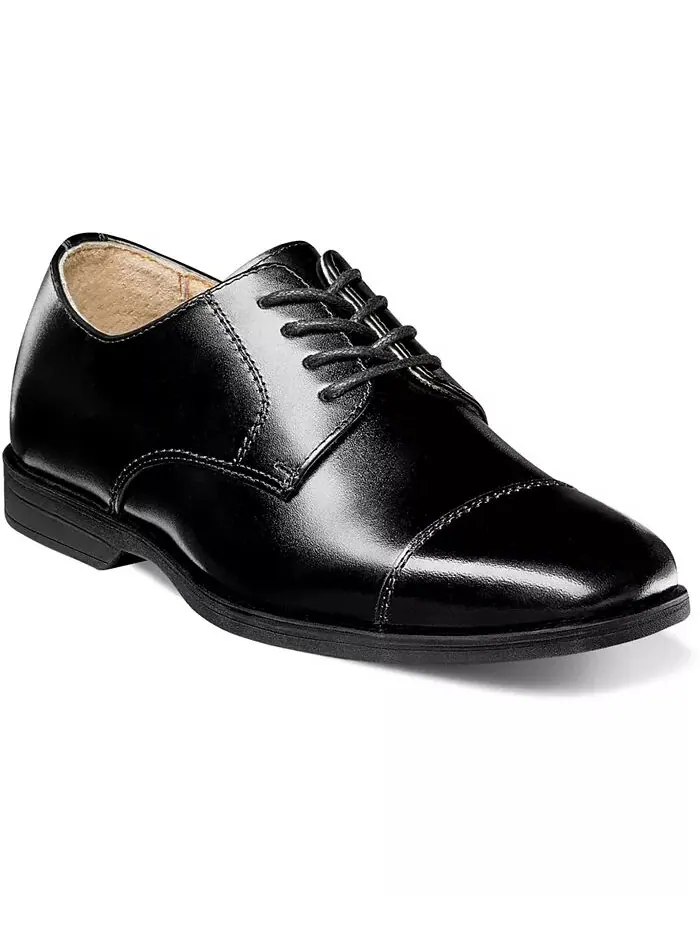 Маленькие мальчики показывают туфли-оксфорды Cap Toe Jr Florsheim