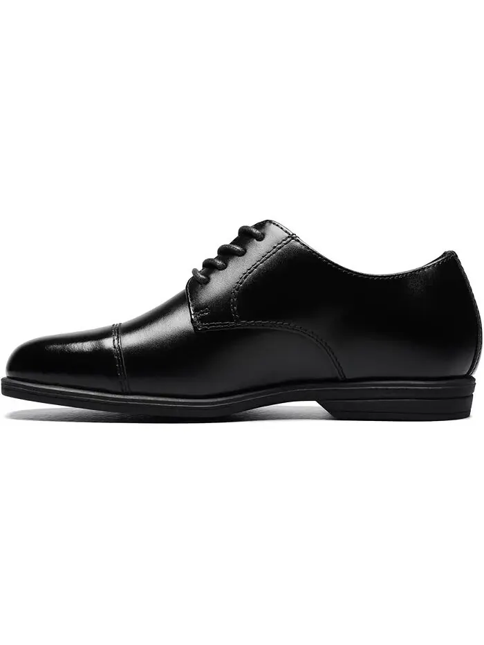 Маленькие мальчики показывают туфли-оксфорды Cap Toe Jr Florsheim — изображение 4 из 7, черный