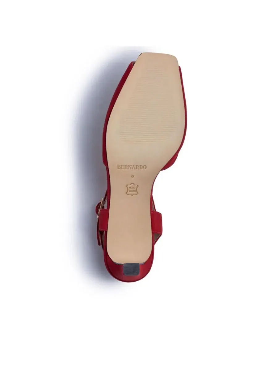 Босоножки на среднем каблуке с закрытой пяткой Hartley Mid Heel Sandal Bernardo Footwear — изображение 4 из 5, темный красный