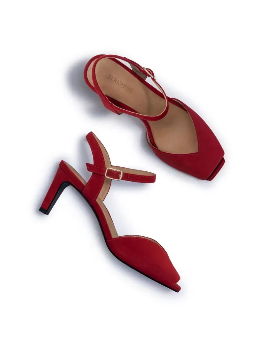 Босоножки на среднем каблуке с закрытой пяткой Hartley Mid Heel Sandal Bernardo Footwear — изображение 5 из 5, темный красный