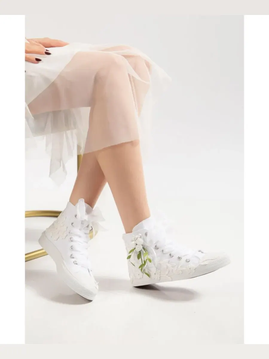 Ботинки-сникеры с кружевами Sylvara Floral Lace Ribbon Bridal High Top Sneaker Forever & Always — изображение 3 из 4, белый
