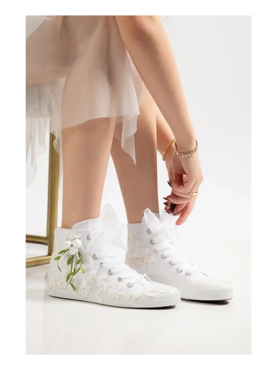 Ботинки-сникеры с кружевами Sylvara Floral Lace Ribbon Bridal High Top Sneaker Forever & Always — изображение 4 из 4, белый
