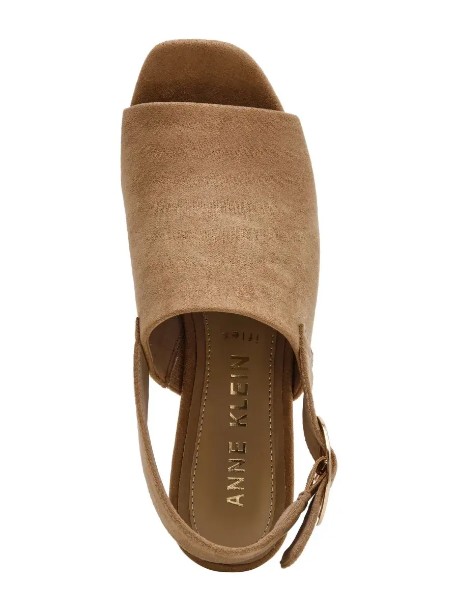 Босоножки на каблуке с квадратным носком Maddy Square Toe Shooties Anne Klein — изображение 4 из 8, песочный