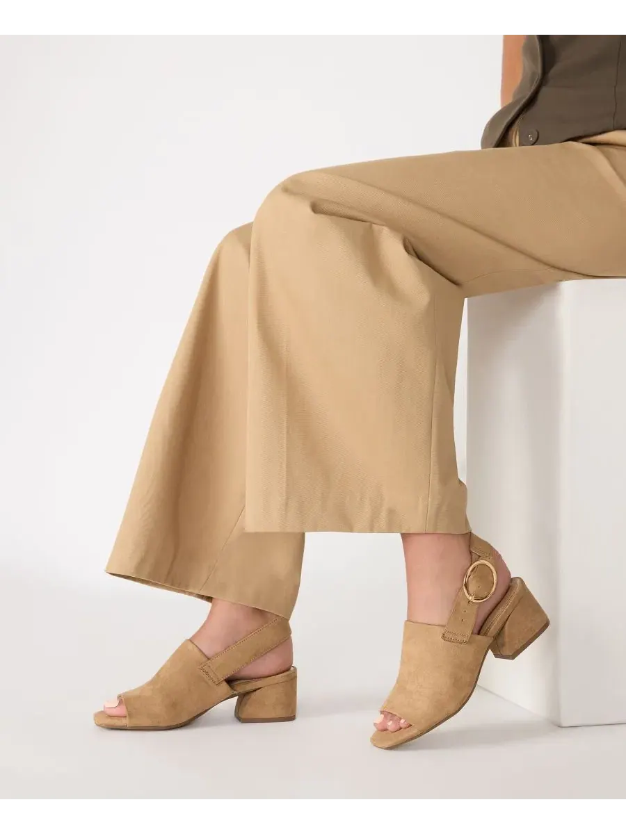 Босоножки на каблуке с квадратным носком Maddy Square Toe Shooties Anne Klein — изображение 8 из 8, песочный