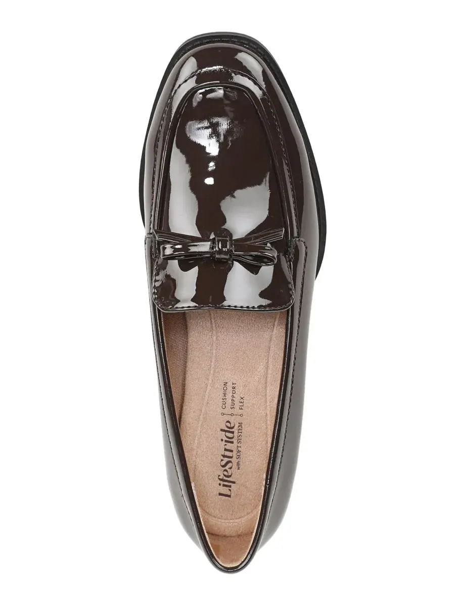 Женские лоферы Fable на каблуке LifeStride, Dark Chocolate Faux Patent Leather — изображение 4 из 5