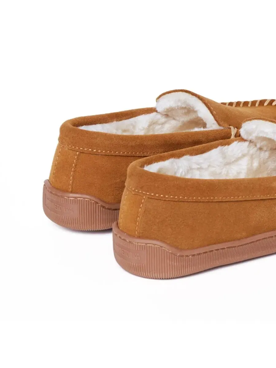 Мужские тапочки-слипоны из замши с ворсистой подкладкой Minnetonka — изображение 3 из 7, коричневый