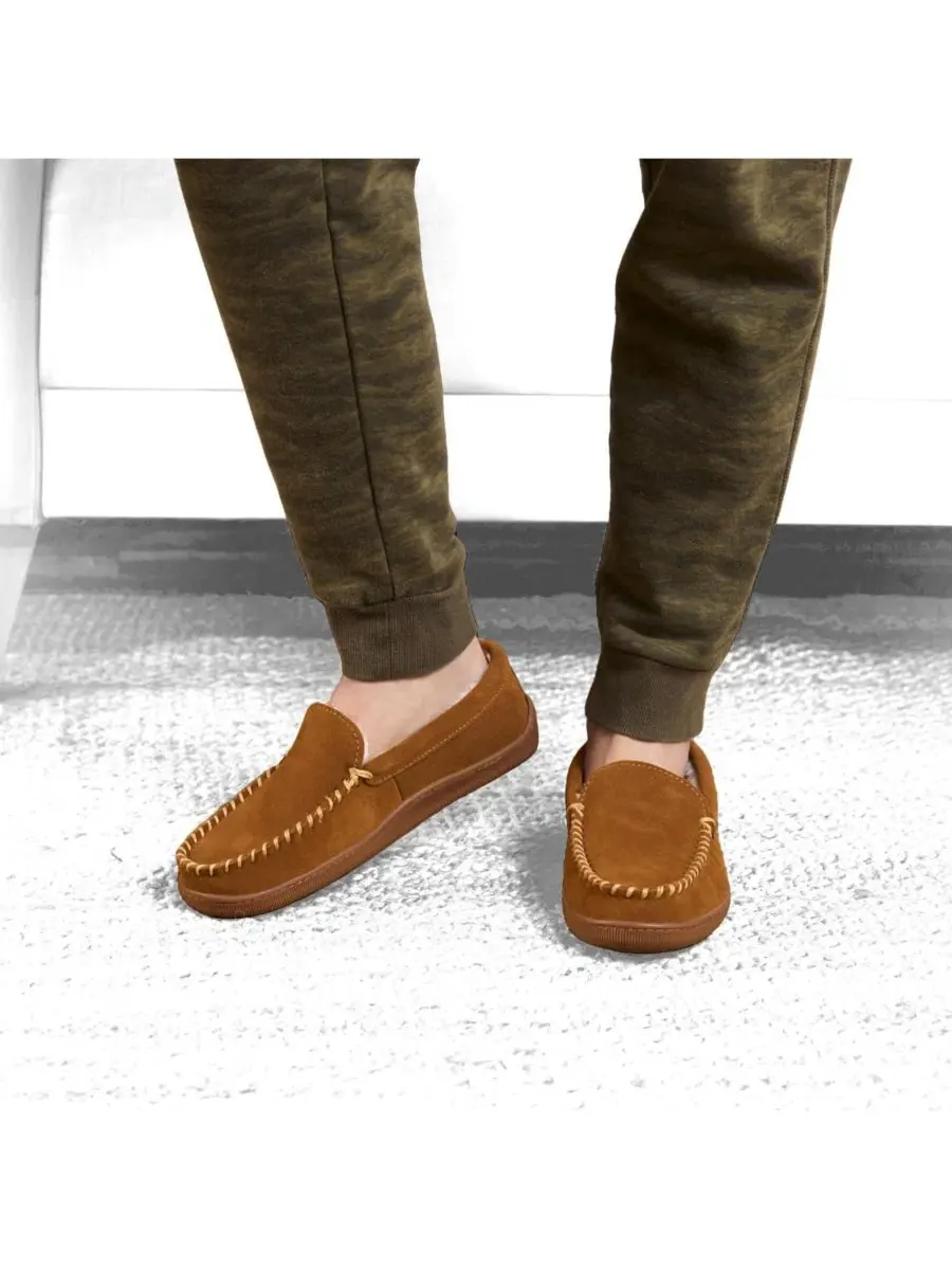Мужские тапочки-слипоны из замши с ворсистой подкладкой Minnetonka — изображение 5 из 7, коричневый
