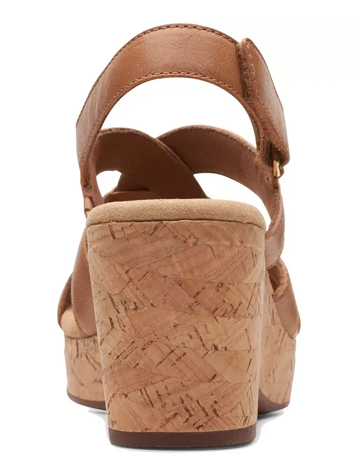Босоножки женские Clarks Giselle на танкетке, с ремешком на пятке — изображение 3 из 6, бежевый
