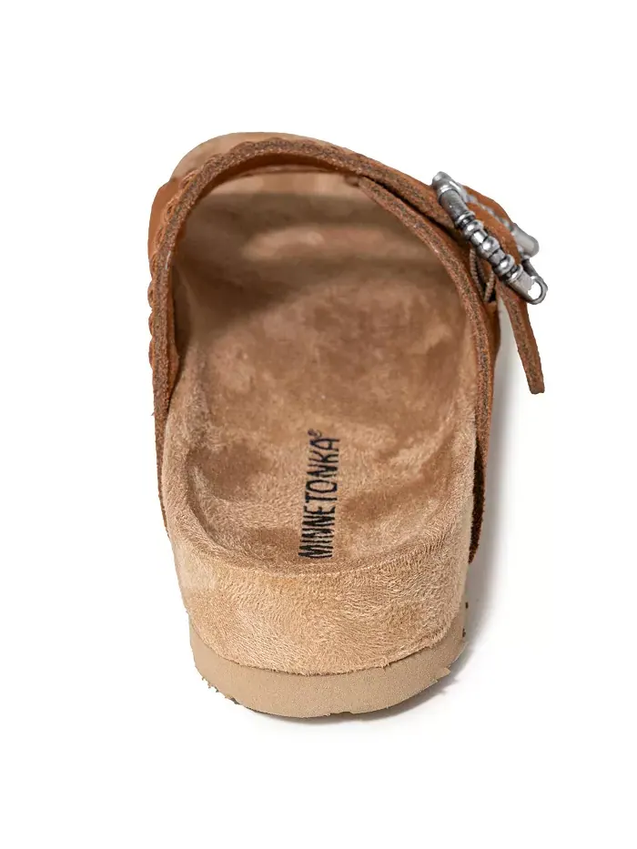 Женские сандалии Georgine Classic на плоской подошве с пряжкой из замши Minnetonka — изображение 4 из 7, коричневый