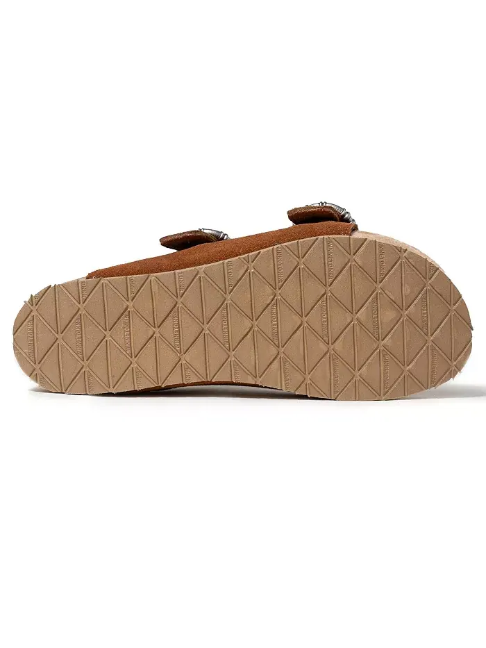 Женские сандалии Georgine Classic на плоской подошве с пряжкой из замши Minnetonka — изображение 5 из 7, коричневый