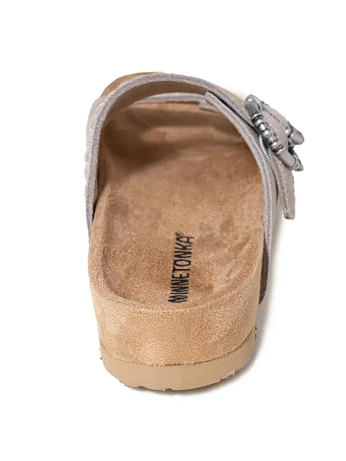 Женские сандалии Georgine Classic на плоской подошве с пряжкой из замши Minnetonka — изображение 3 из 7, тауп