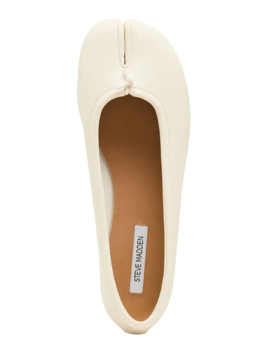 Женские балетки Calico с раздельным носком Steve Madden — изображение 4 из 6, кость