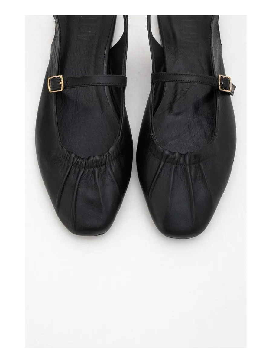Женские кожаные сандалии Britney с закрытым носком Forever & Always Shoes — изображение 2 из 6, черный