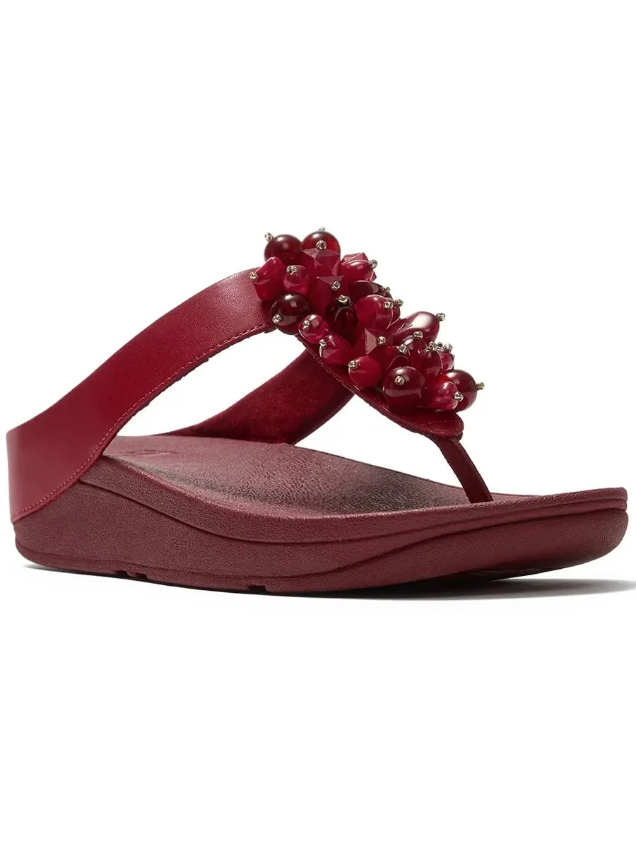 Женские сандалии Fino с бисерной отделкой и перемычкой между пальцами FitFlop — изображение 1 из 6, жженый ягодный