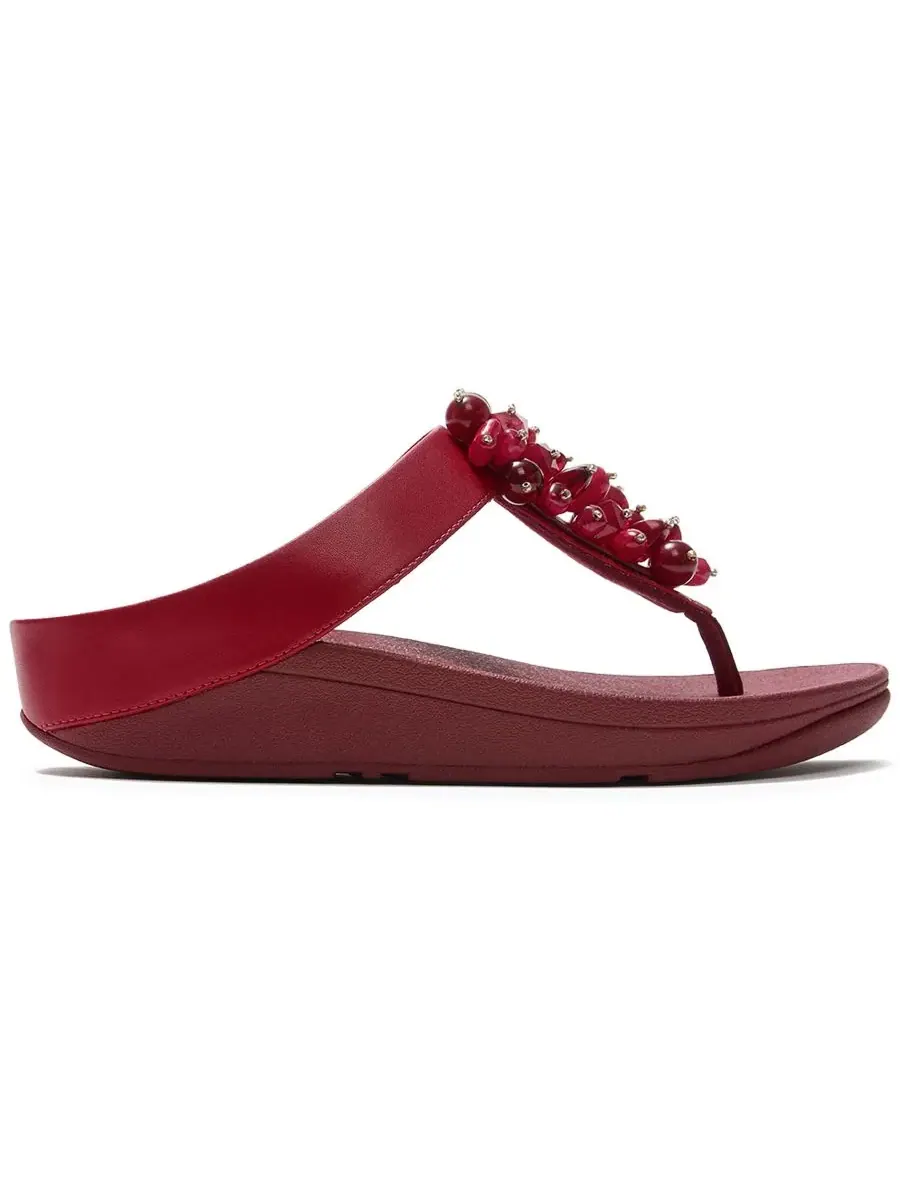 Женские сандалии Fino с бисерной отделкой и перемычкой между пальцами FitFlop — изображение 2 из 6, жженый ягодный