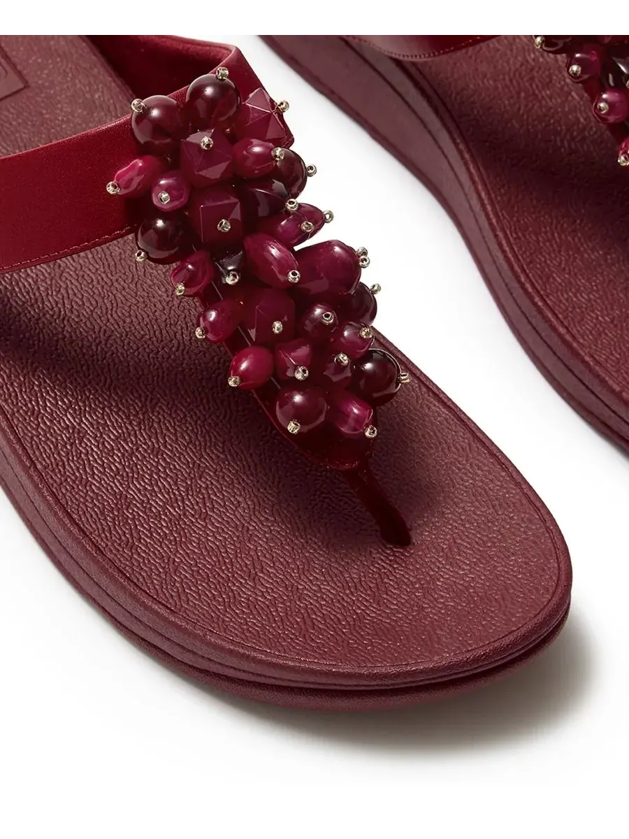 Женские сандалии Fino с бисерной отделкой и перемычкой между пальцами FitFlop — изображение 5 из 6, жженый ягодный