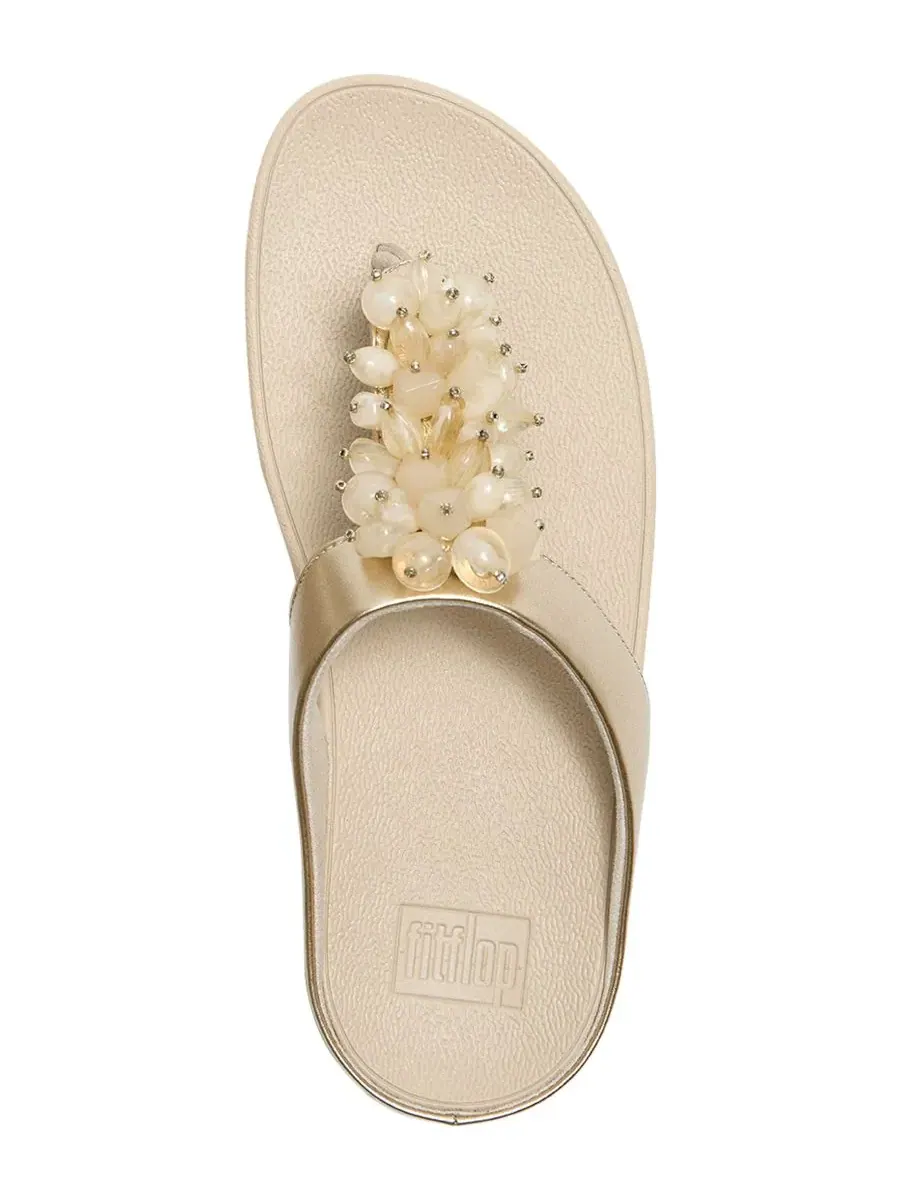 Женские сандалии Fino с бисерной отделкой и перемычкой между пальцами FitFlop — изображение 3 из 7, платиновый
