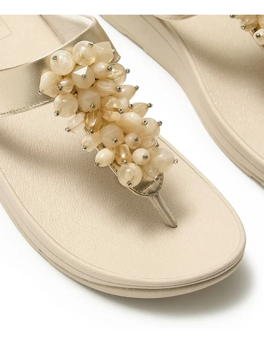 Женские сандалии Fino с бисерной отделкой и перемычкой между пальцами FitFlop — изображение 5 из 7, платиновый