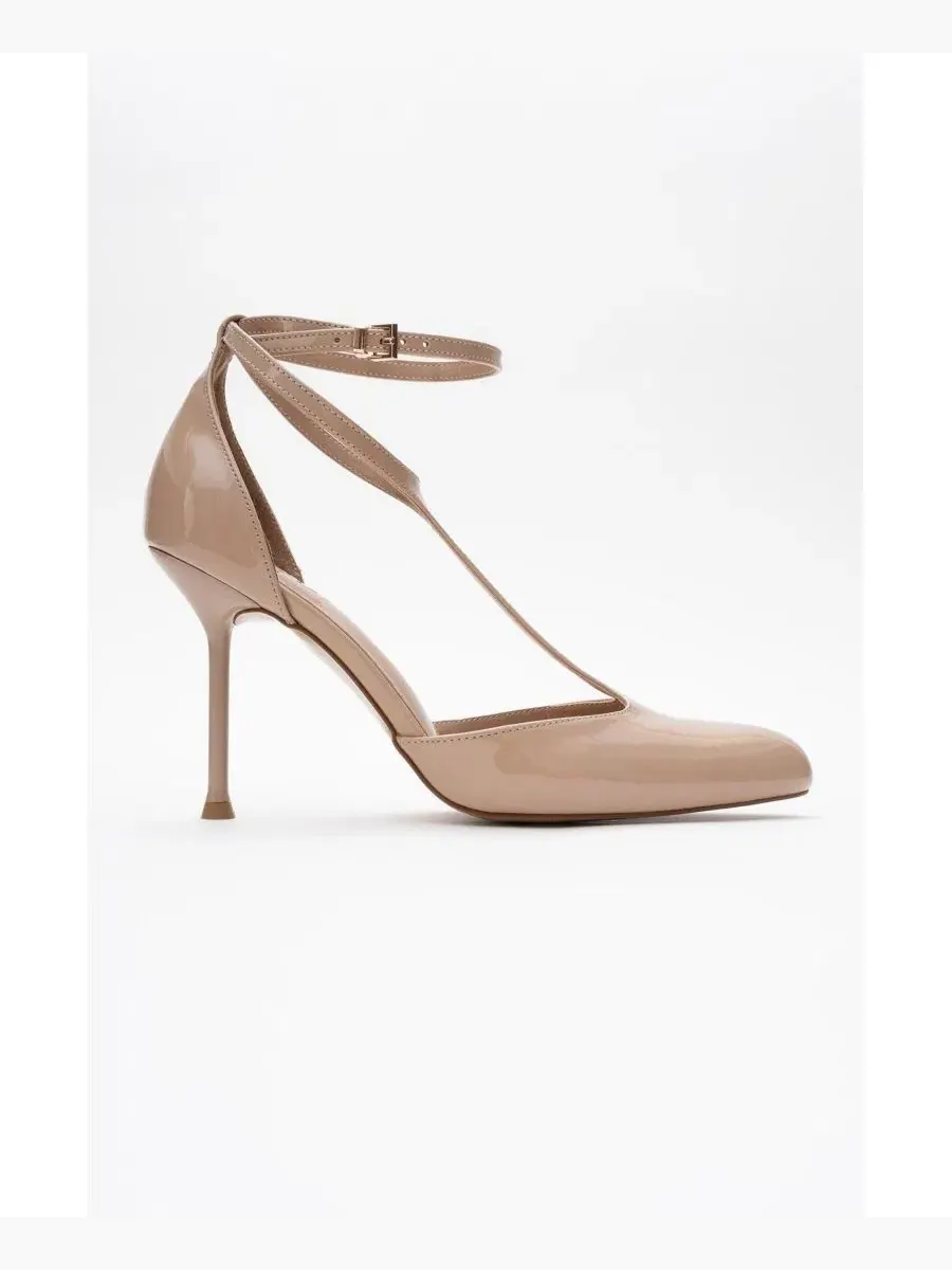 Туфли-лодочки с ремешком на каблуке-шпильке Jon T Strap Pump Prologue Shoes — изображение 2 из 3, бежевый