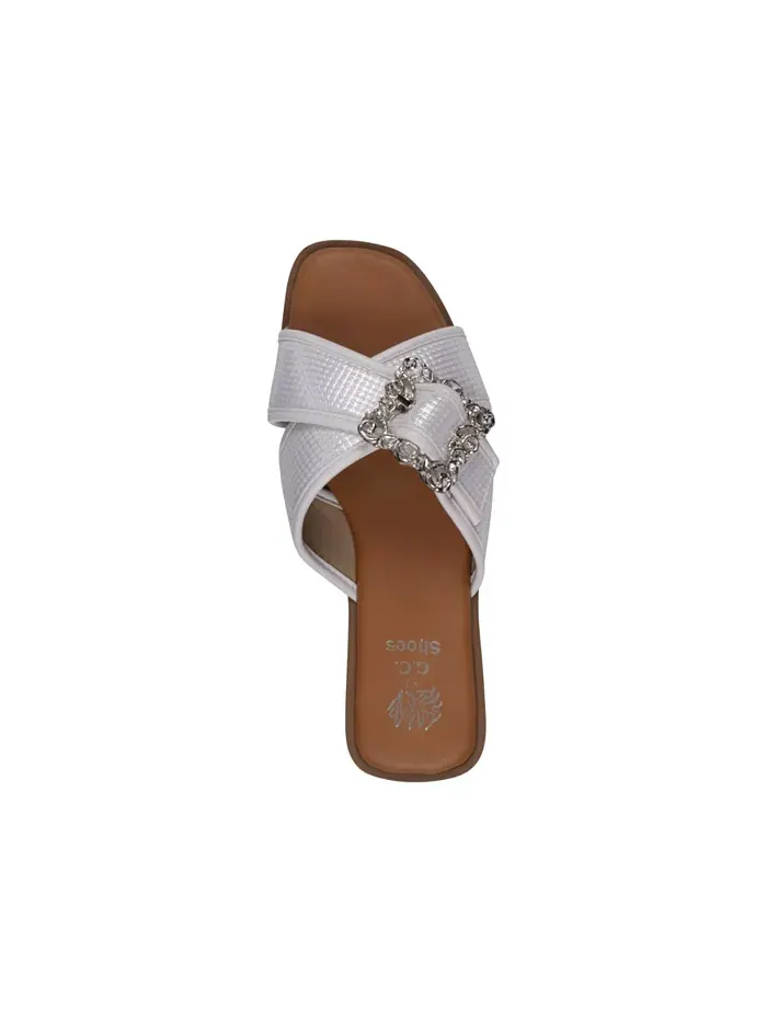 Женские плоские сандалии Ivy с пряжкой и декоративными элементами GC Shoes — изображение 4 из 5, белый