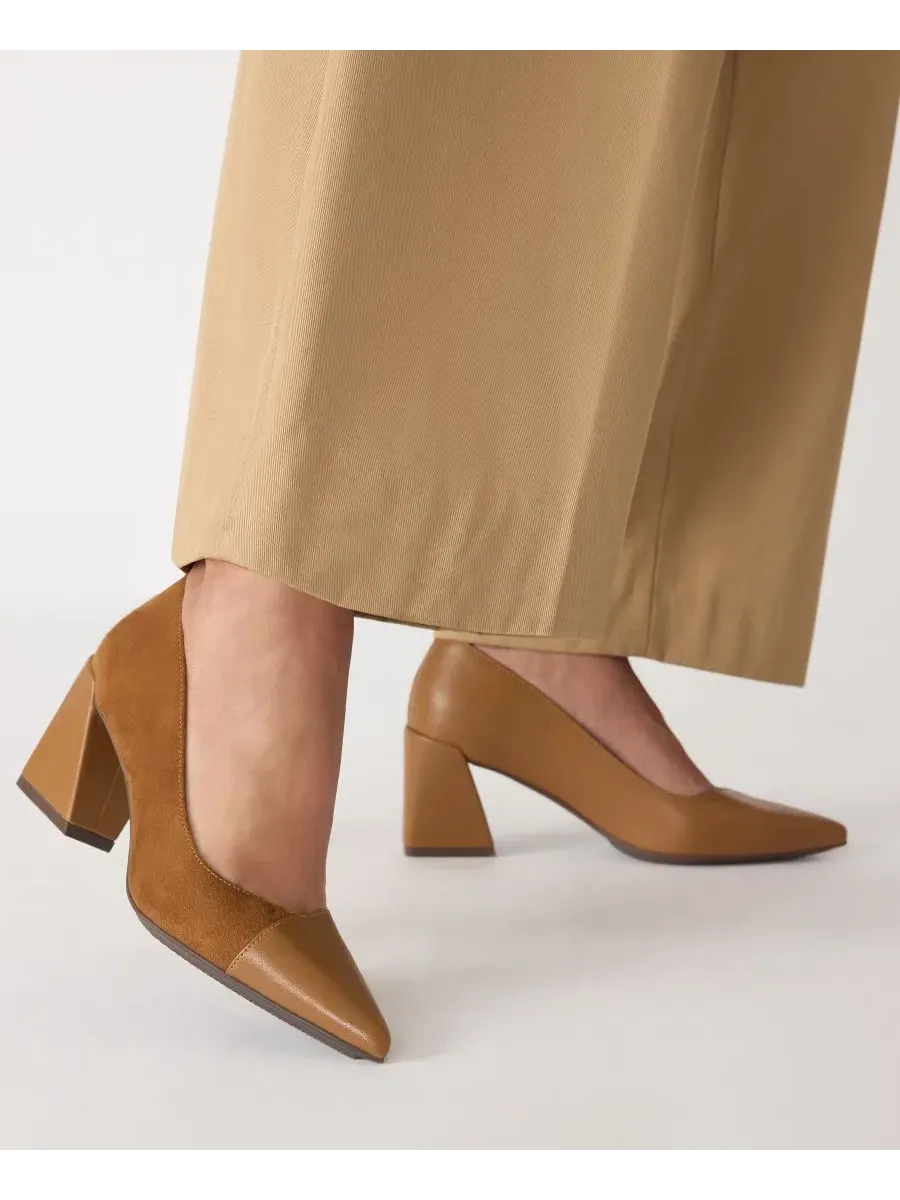 Туфли-лодочки Ravine Slip-On Pumps Anne Klein, Walnut Micro Suede — изображение 3 из 8