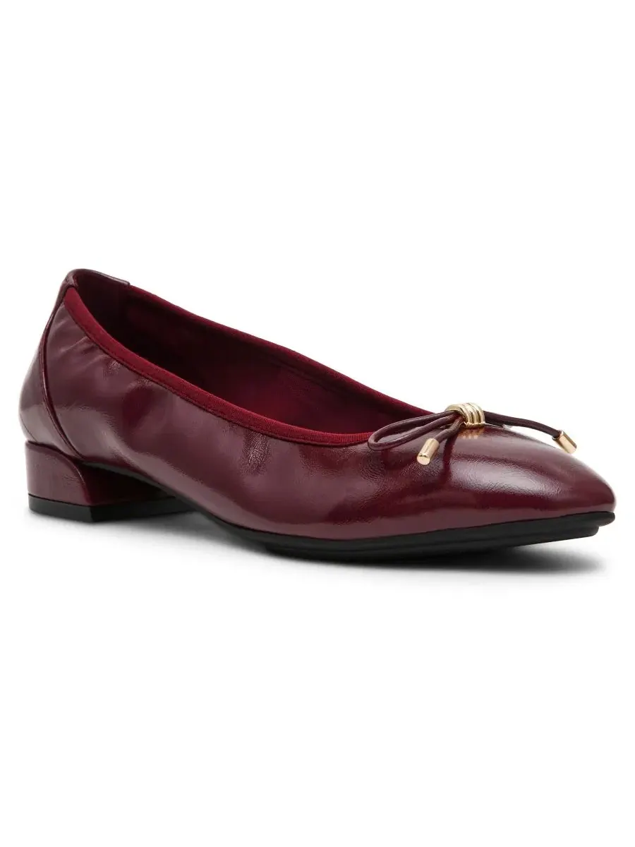 Туфли-лодочки Divine Slip-On с низким каблуком и бантом Anne Klein, Bordeaux Crinkle — изображение 1 из 8