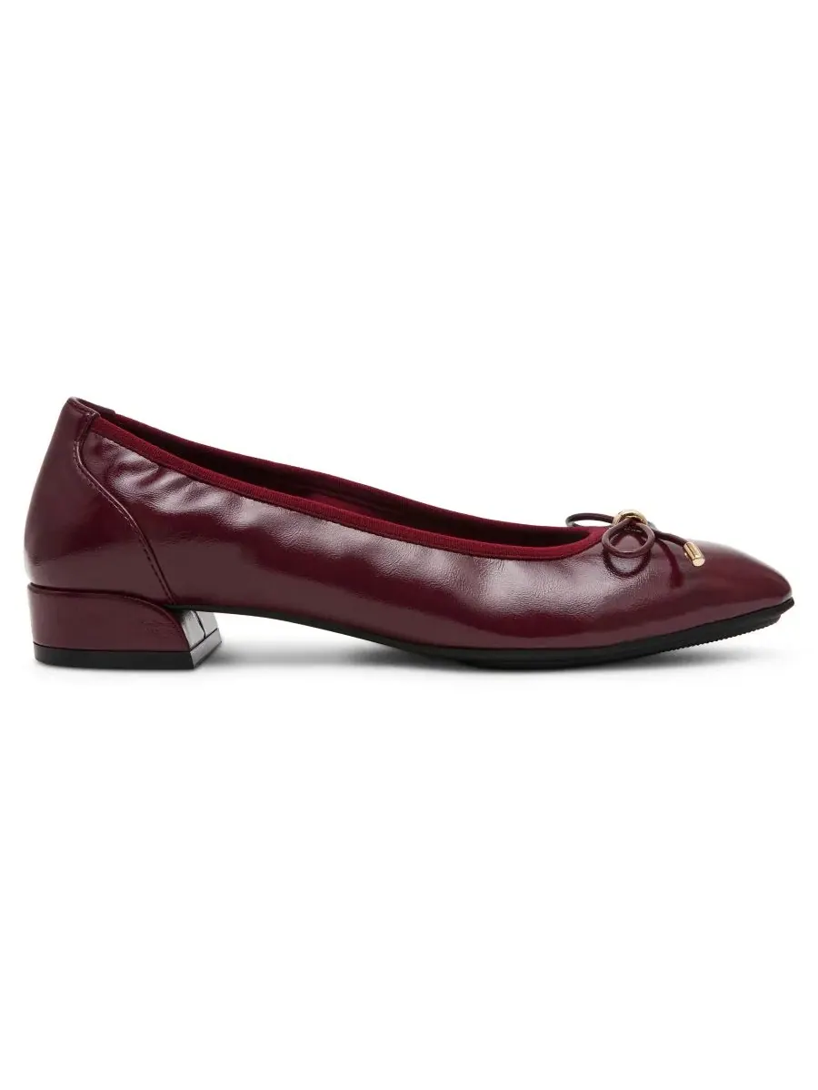 Туфли-лодочки Divine Slip-On с низким каблуком и бантом Anne Klein, Bordeaux Crinkle — изображение 2 из 8