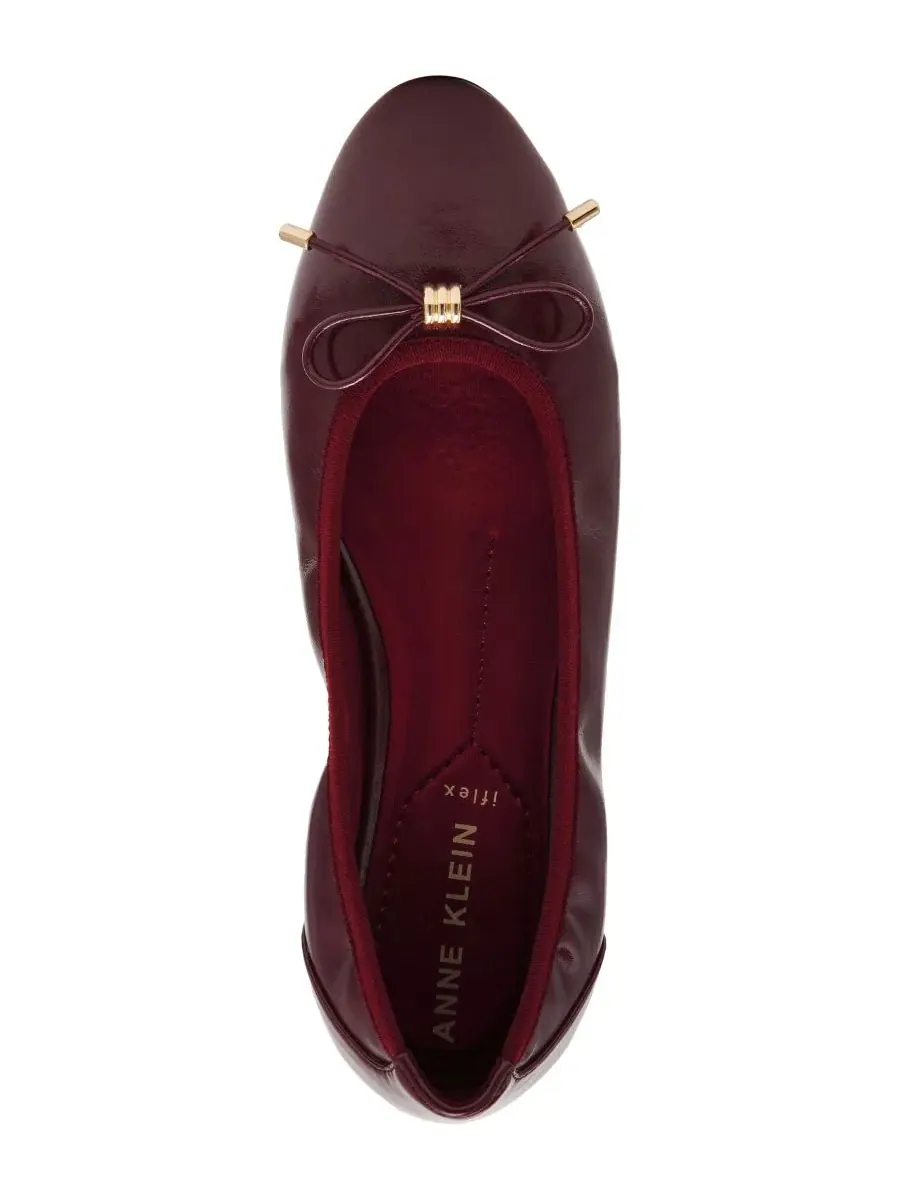 Туфли-лодочки Divine Slip-On с низким каблуком и бантом Anne Klein, Bordeaux Crinkle — изображение 5 из 8