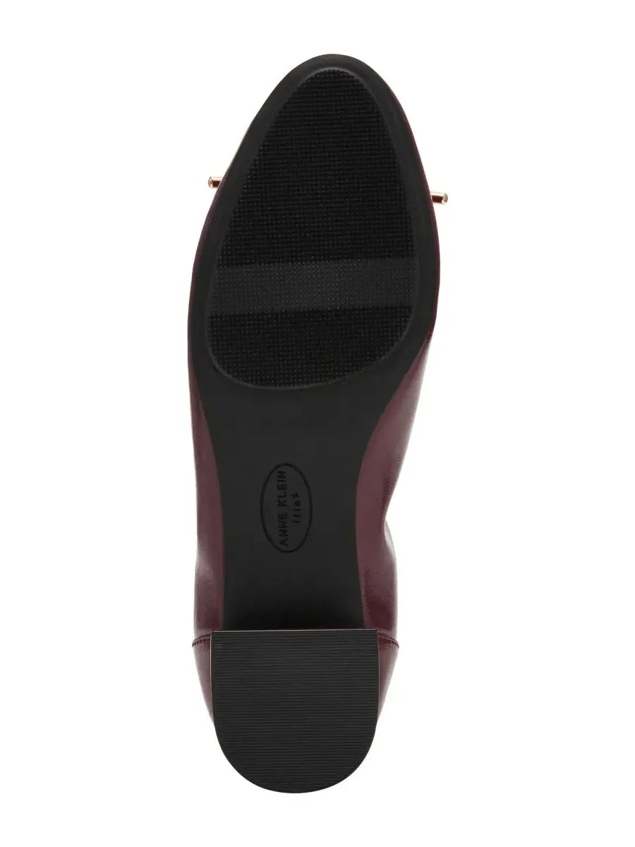 Туфли-лодочки Divine Slip-On с низким каблуком и бантом Anne Klein, Bordeaux Crinkle — изображение 6 из 8