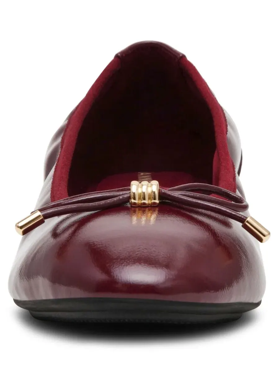 Туфли-лодочки Divine Slip-On с низким каблуком и бантом Anne Klein, Bordeaux Crinkle — изображение 7 из 8