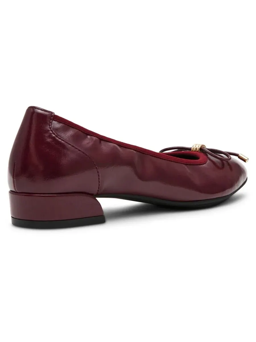 Туфли-лодочки Divine Slip-On с низким каблуком и бантом Anne Klein, Bordeaux Crinkle — изображение 8 из 8